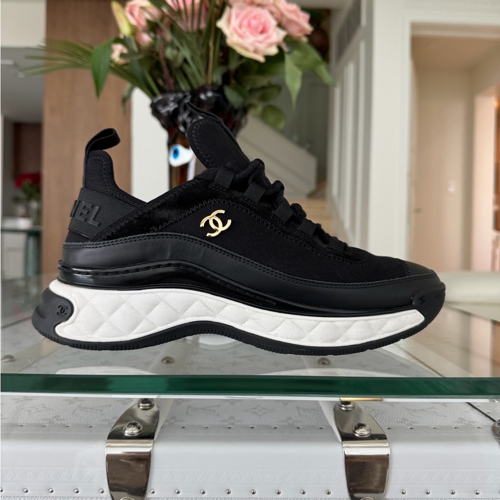 Chanel 🖤 Mint! Black and White Sneakers Sz 38 Whole Package - Picture 4 of 14